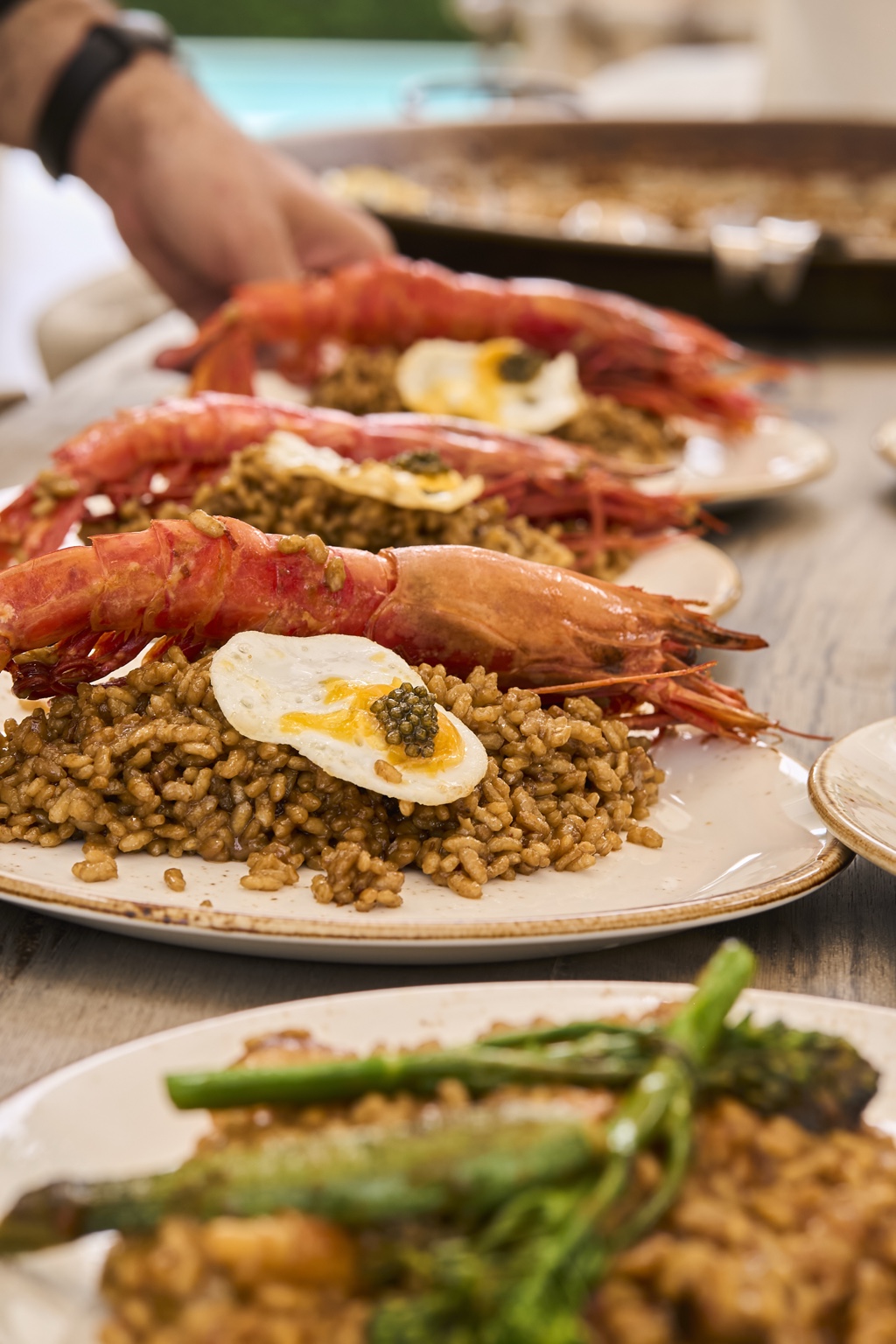 Arroz de carabinero, huevo y caviar servido en una mesa privada